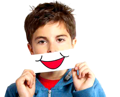 Une jeune garon tient au niveau de son visage un dessin reprsentant un large sourire
